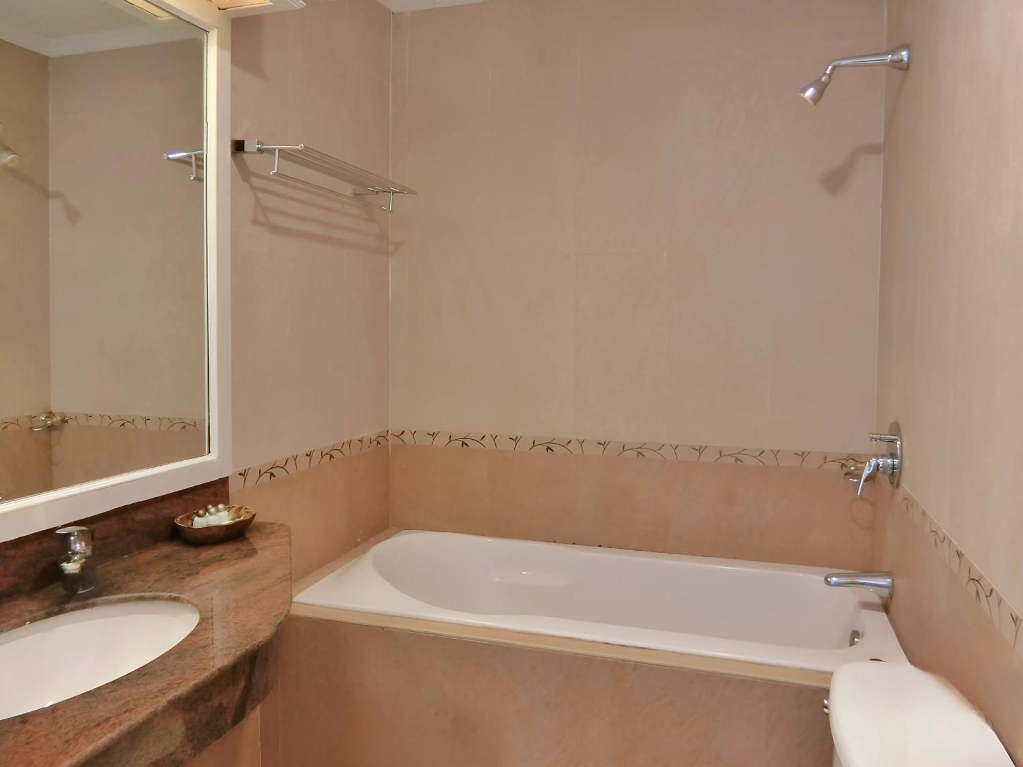 Sira Boutique Residence - Newly Renovated Patong Екстериор снимка